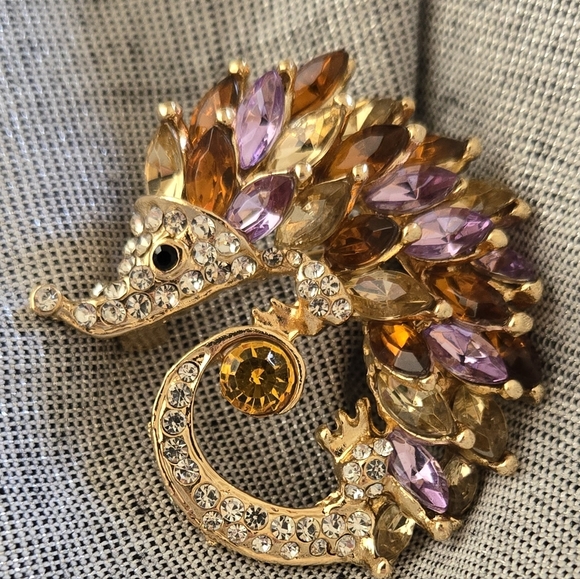 Hedgehog Brooch 1-3/4" Pin Crystal Glass Rhinestone Brown Lavendar Gold Tone - Picture 2 of 3